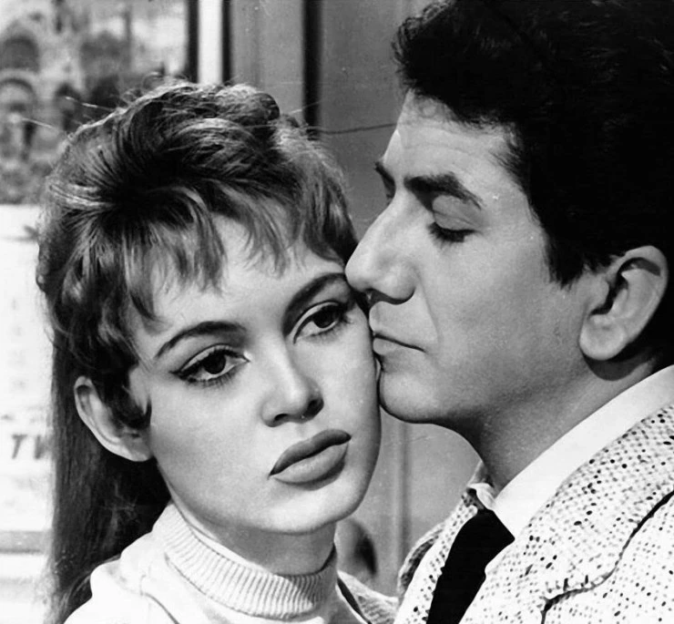 Кадр из Обрывая лепестки ромашки (1956) Кадр из Обрывая лепестки ромашки (1956)