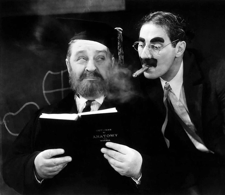 Кадр из Лошадиные перья (1932) Кадр из Лошадиные перья (1932)