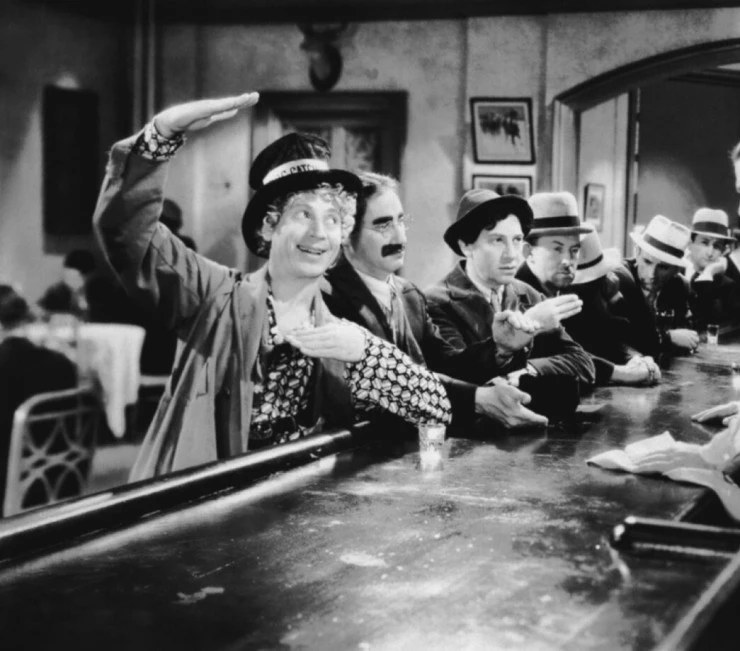 Кадр из Лошадиные перья (1932) Кадр из Лошадиные перья (1932)