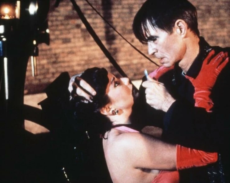 Кадр из На грани безумия (1989) Кадр из На грани безумия (1989)