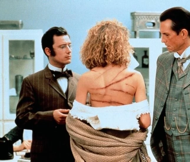 Кадр из На грани безумия (1989) Кадр из На грани безумия (1989)