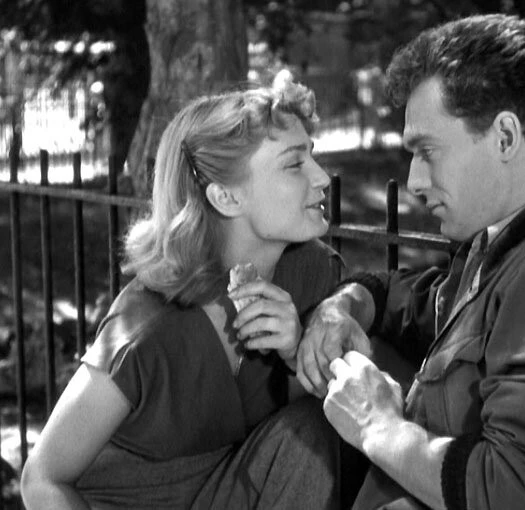 Кадр из Свидание в июле (1949) Кадр из Свидание в июле (1949)